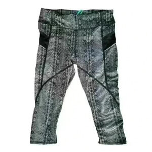 ATHLETA Prisma Stride Capri Black/Granite Grey #983394 Yoga Pants Women’s Medium